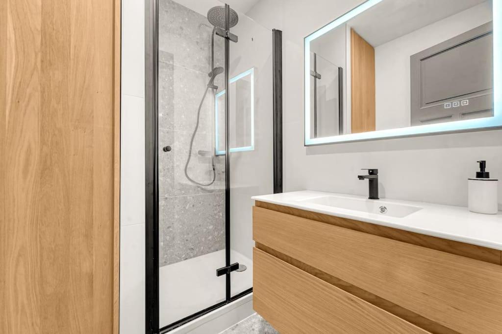 Grand Lumineux - Parking Prive - Clim Apartment *